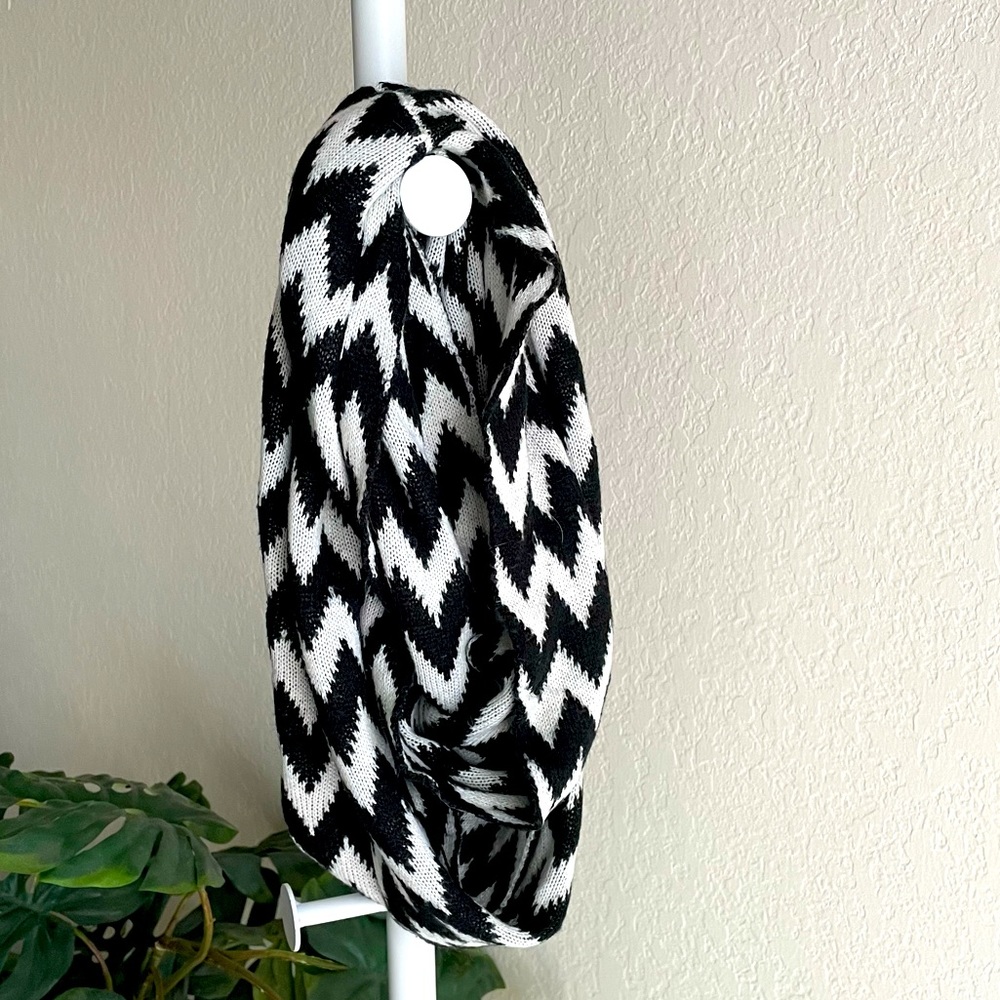Black and White Chevron Infinity Scarf!